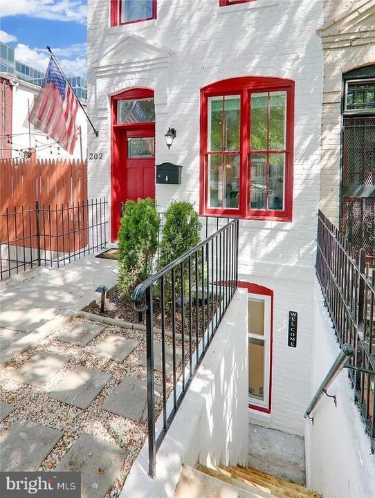 202 F St NE, Unit B in Washington, DC - Building Photo