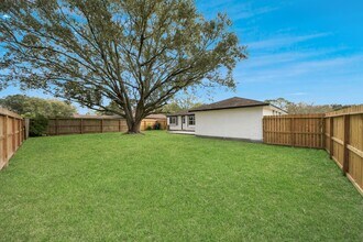 5234 Abercreek Ave in Friendswood, TX - Foto de edificio - Building Photo