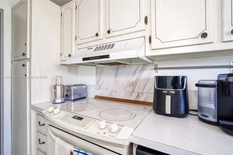 300 Layne Blvd in Hallandale Beach, FL - Building Photo - Building Photo