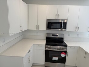 5060 SW 37th St in Pembroke Park, FL - Building Photo - Building Photo