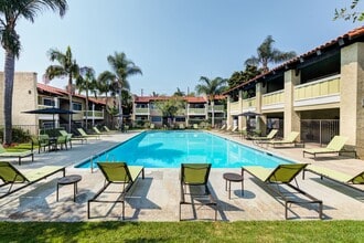 Newport Bay Terrace in Newport Beach, CA - Foto de edificio - Building Photo