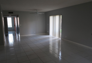 359 Lakeview Dr in Weston, FL - Building Photo - Building Photo