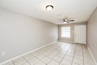 2220 Santa Cleotilde Ave in Laredo, TX - Foto de edificio - Building Photo