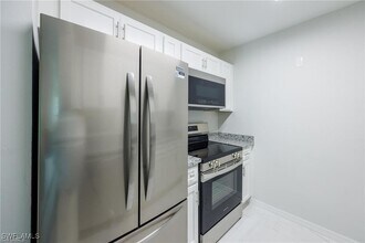 3225 E Riverside Dr in Ft. Myers, FL - Building Photo - Building Photo