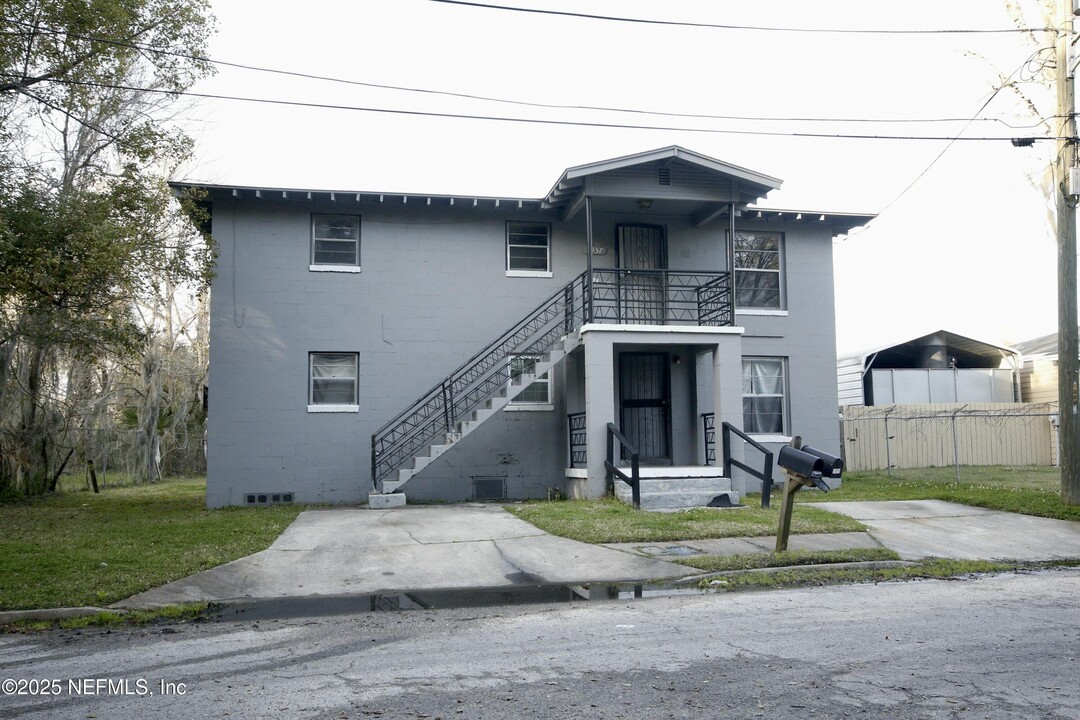 1957 W 44th St in Jacksonville, FL - Building Photo