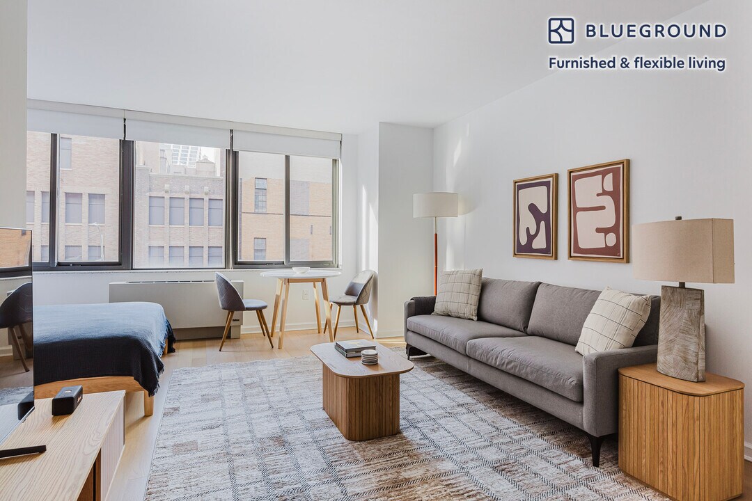 535 W 23rd St in New York, NY - Building Photo