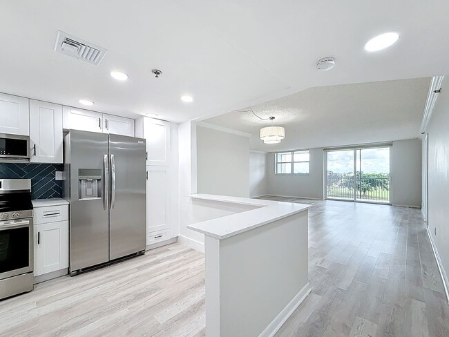 3150 W Rolling Hills Cir in Davie, FL - Building Photo - Building Photo