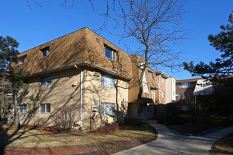 Tall Pines in Roselle, IL - Foto de edificio - Building Photo