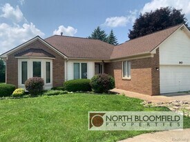 90 Granada Dr in White Lake, MI - Building Photo