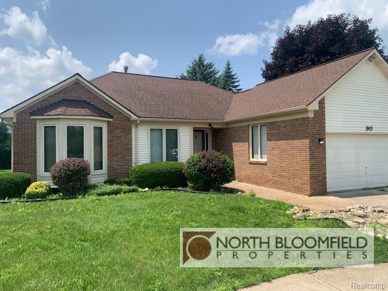 90 Granada Dr in White Lake, MI - Building Photo