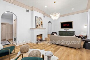 110 E Craig Pl in San Antonio, TX - Building Photo
