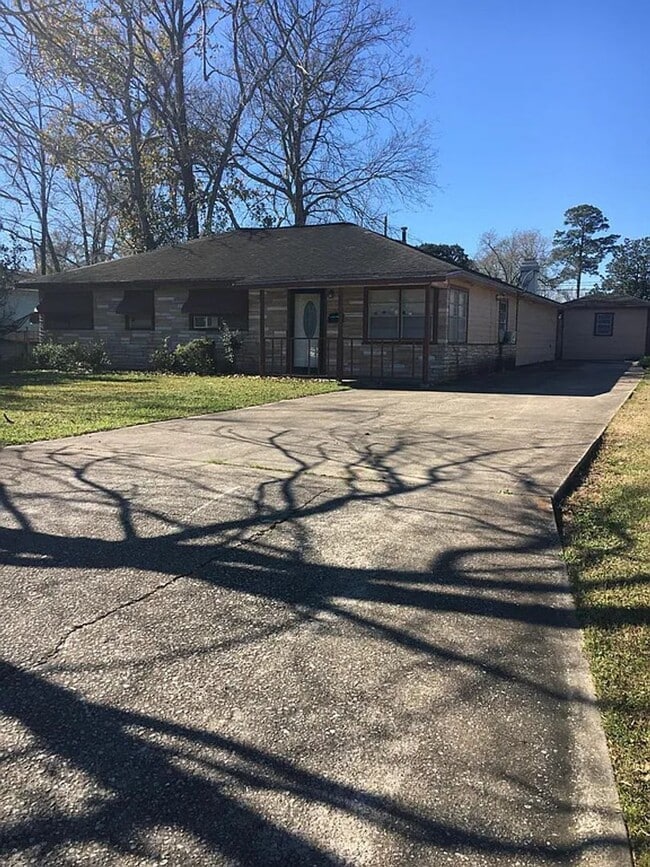 property at 3725 W Lynwood Dr