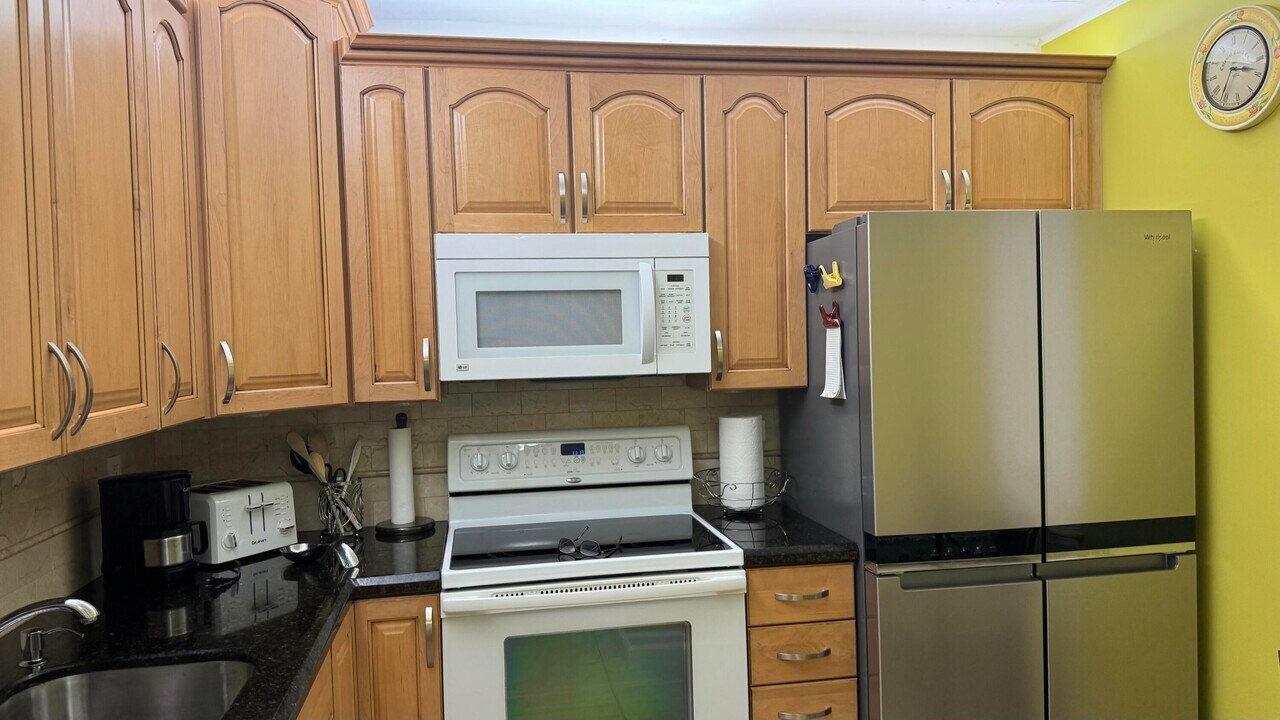 2841 Somerset Dr in Lauderdale Lakes, FL - Building Photo