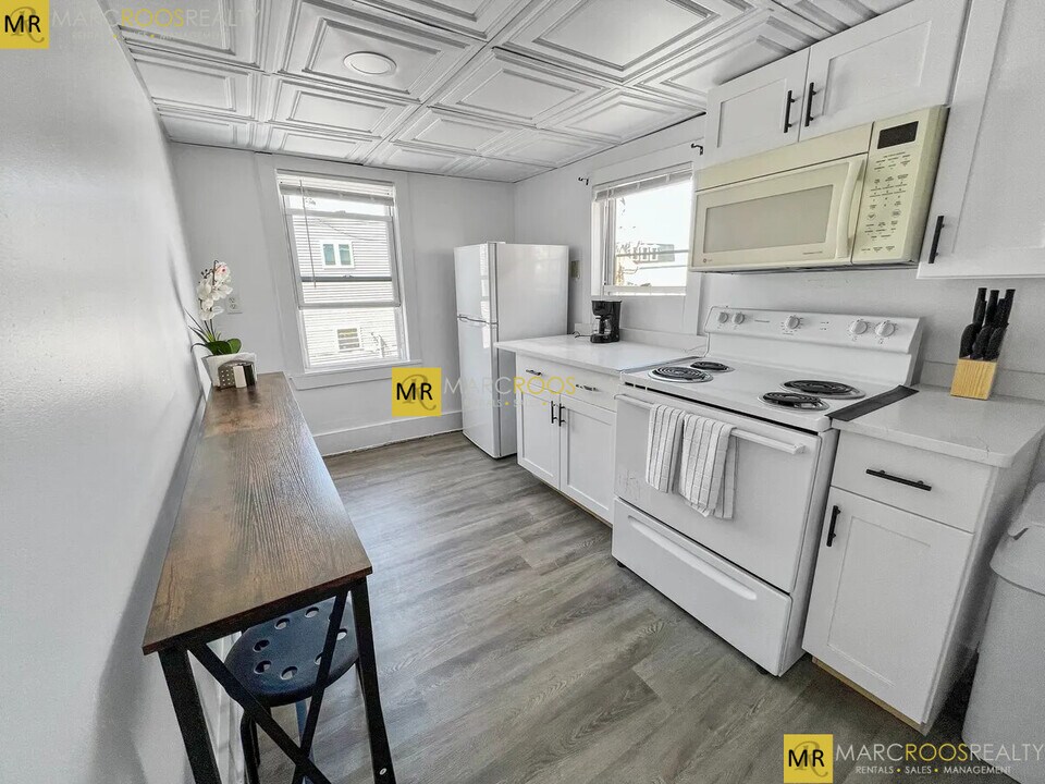 158 Everett St in Boston, MA - Building Photo