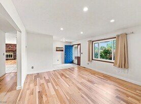 6617 Arbordale Ave in Solon, OH - Building Photo