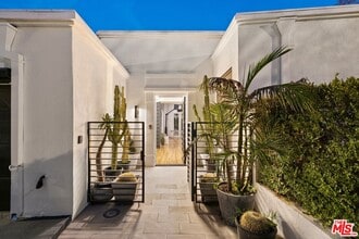 9314 Lloydcrest Dr in Beverly Hills, CA - Building Photo - Building Photo