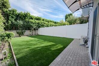 4424 Noble Ave in Los Angeles, CA - Building Photo - Building Photo