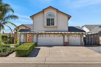 8932 Hollowstone Way in Sacramento, CA - Building Photo - Building Photo