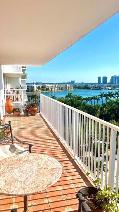 2851 NE 183rd St in Aventura, FL - Building Photo
