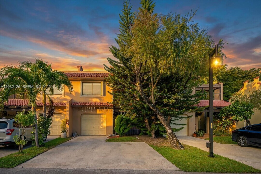 3322 Torremolinos Ave in Doral, FL - Foto de edificio