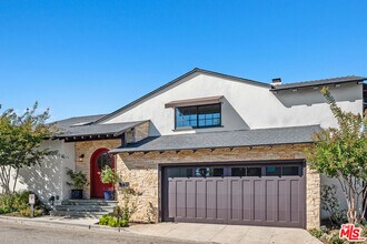 2444 Carman Crest Dr in Los Angeles, CA - Building Photo - Building Photo