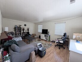 3327 Lakecrest Rd in Virginia Beach, VA - Building Photo