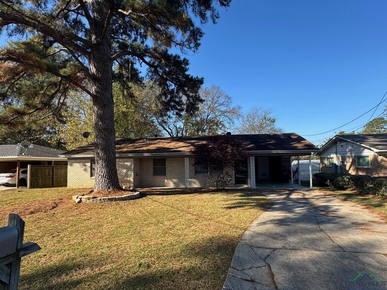 1407 Columbia Dr, Unit 20 in Longview, TX - Building Photo