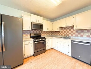 201 E Lynn Ct in Sterling, VA - Building Photo - Building Photo