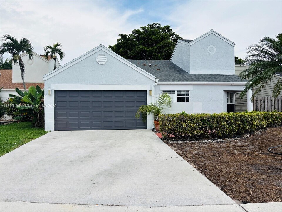 8579 Dynasty Dr in Boca Raton, FL - Foto de edificio