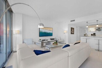 2602 E Hallandale Beach Blvd in Hallandale Beach, FL - Building Photo - Building Photo