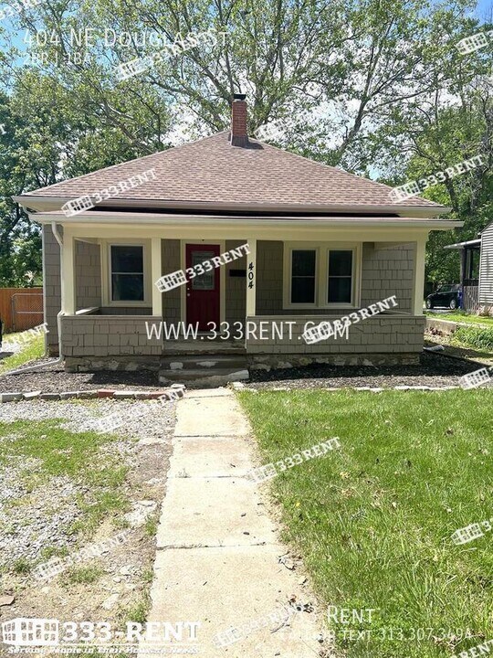 404 NE Douglas St in Lee's Summit, MO - Building Photo