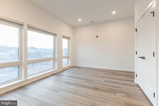 3120 W Jefferson St, Unit 503 in Philadelphia, PA - Building Photo - Building Photo