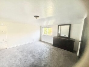 2020 Lindsay Rd in Pittsburgh, PA - Building Photo - Building Photo