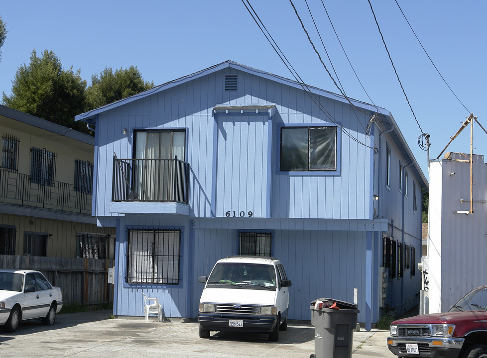 6109 Foothill Blvd in Oakland, CA - Building Photo