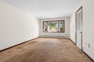 35 Deerfield Ct, Unit E in East Hartford, CT - Building Photo - Building Photo