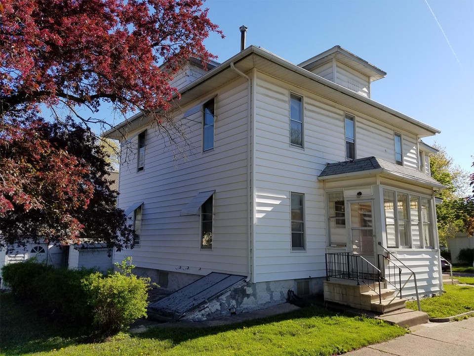 2121 Walnut St in Cedar Falls, IA - Building Photo