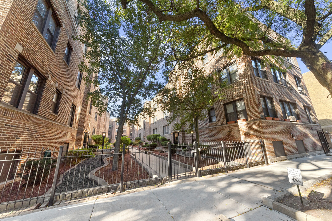 3721 N Pine Grove Ave, Unit #2W in Chicago, IL - Foto de edificio