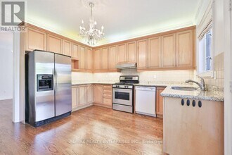 37 Castlegate Blvd in Brampton, ON - Building Photo - Building Photo