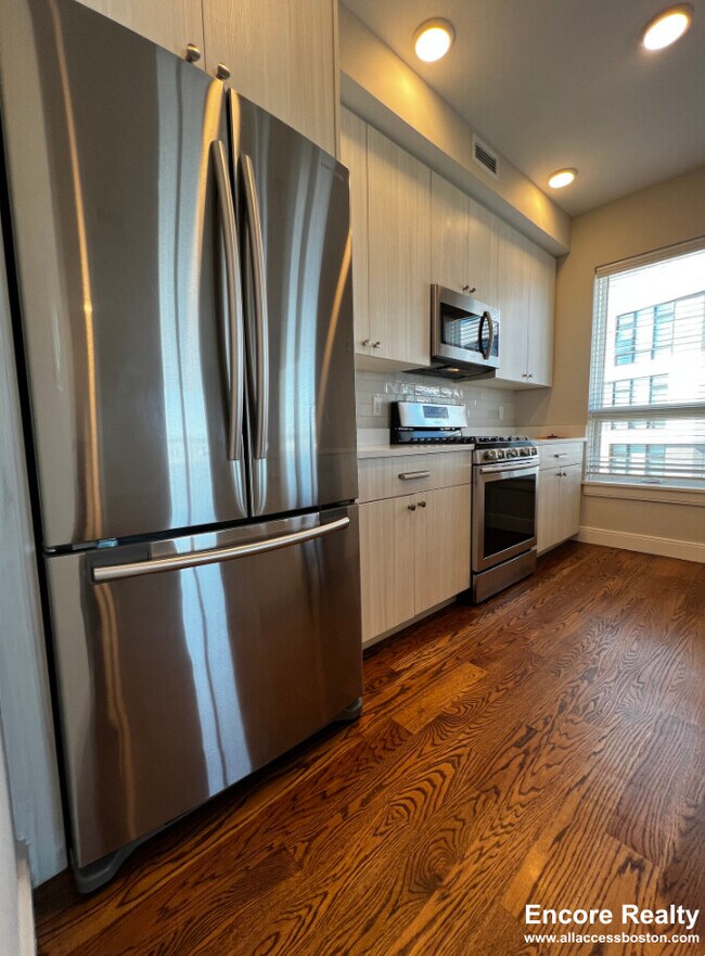 2 Everett Sq, Unit #1 - 502 in Boston, MA - Foto de edificio - Building Photo