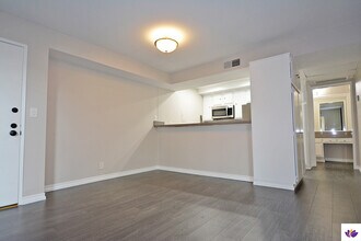750 N Kings Rd, Unit 308 in West Hollywood, CA - Building Photo - Building Photo