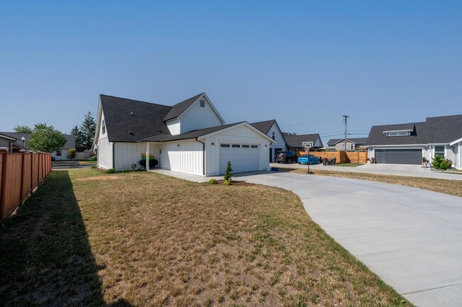 1713 Aaron Dr in Lynden, WA - Foto de edificio - Building Photo