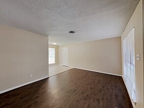 10322 Antrim Ln in La Porte, TX - Foto de edificio - Building Photo