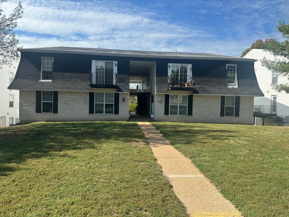 601 N Monroe St in Pacific, MO - Building Photo