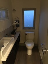 4143 California Ave SW, Unit B in Seattle, WA - Foto de edificio - Building Photo