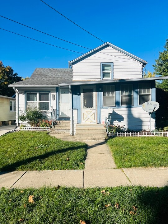 441 W Exchange St, Unit 1 in Sycamore, IL - Building Photo