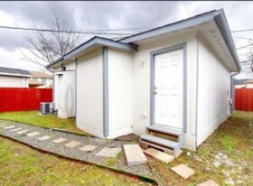 912 Seymour St, Unit B in Pasadena, TX - Building Photo