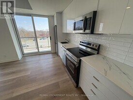 33 Erie Ave in Brantford, ON - Building Photo