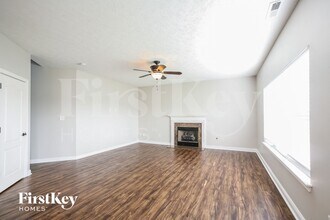 2135 Woodfield Dr in Greenwood, IN - Foto de edificio - Building Photo