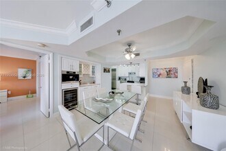 9341 Collins Ave in Surfside, FL - Foto de edificio - Building Photo