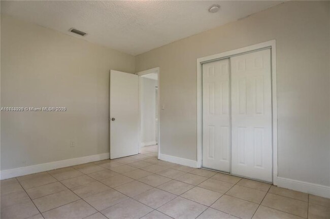 2171 NW 100th St in Miami, FL - Building Photo - Building Photo